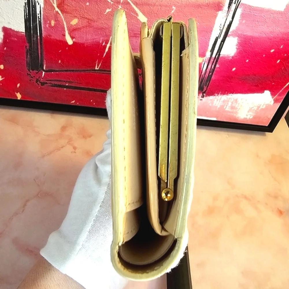 🏵Louis Vuitton Vernis Kisslock Wallet Yellow Beige Porto Monnaie Biennois🏵
